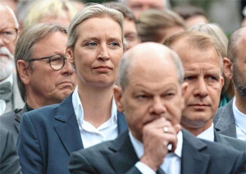 Die Bundesvorsitzende der AfD, Alice Weidel, sitzt hinter Bundeskanzler Olaf Scholz (SPD) bei der zentralen Gedenkfeier für die Opfer des Volksaufstands vom 17. Juni 1953. Foto dpa