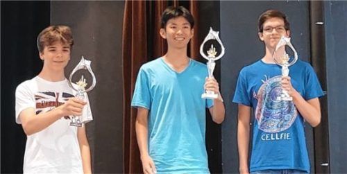Die drei Sieger: (von links) Alexander Habermayer (14, IGG), Brian Gan (16, SFG) und Thomas Schletter (16, Karo).Foto Kellermann