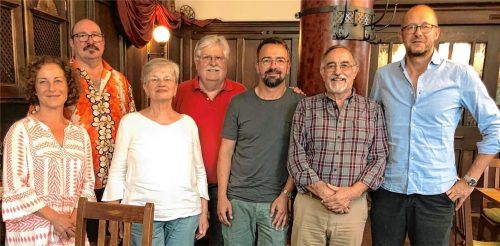 Die Enttäuschung über die Auflösung sitzt bei den Verantwortlichen der „Inntaler Bauernbühne“ tief: (von links) Beisitzerin Anja Rajch, Zweiter Vorsitzender Robert Schütt, Beisitzerin Brigitte Zippert, Revisor Klaus Hofmann, Schriftführer Peter Panhans, Gründungsmitglied Peter Nowak und Vorsitzender Martin Niedermeier. Foto Inntaler Bauernbühne