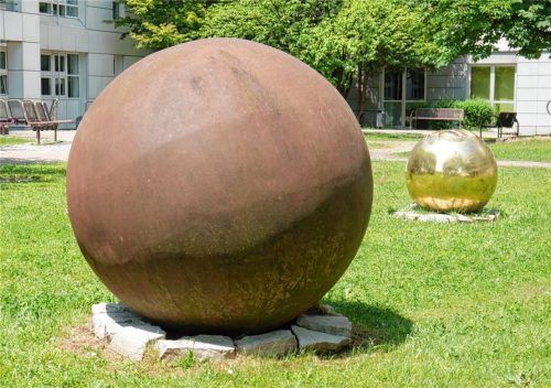 „Die Erde ist keine vollkommene Kugel“: Die beiden Kugeln von Ute Lechner und Hans Thurner wurden 2006 für die Grünanlage des Romed-Klinikums Rosenheim von den Chefärzten angekauft.Foto Frick