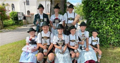 Die Erstplatzierten beim Vereinspreisplatteln Höhenmoos: (hinten von links) Dominik Riebow, Stephanie Schmaus und Wast Schmid sowie (vorne von links) Lena Ranhartstetter, Florian Schatz, Eva Schmid, Thomas Hallmann, Theresa Hepfengraber und Sebastian Hallmann.Foto  GTEV Höhenmoos