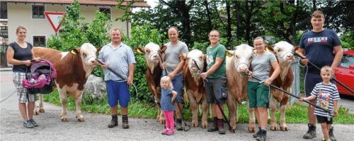 Die Familie Niederbuchner freut sich mit ihren Helfern über den Erfolg.Foto re
