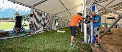 Die fleißigen Helfer packten gemeinsam an, damit das Zelt für die Festwoche fertig wird. Foto Schmidt