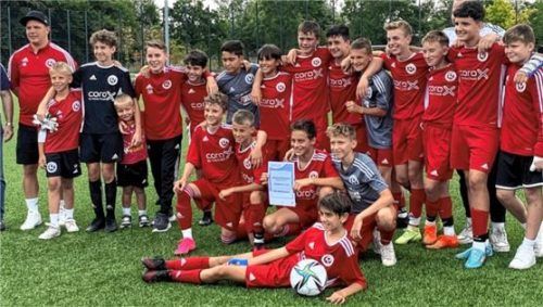 Die Freude ist ihnen ins Gesicht geschrieben: Die U13 des TSV 1860 Rosenheim feierte den Titel in der Bezirksoberliga. Foto TSV 1860 Rosenheim