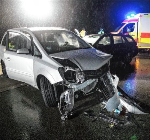 Die Front des Opels wurde völlig zerstört.Foto Lamminger