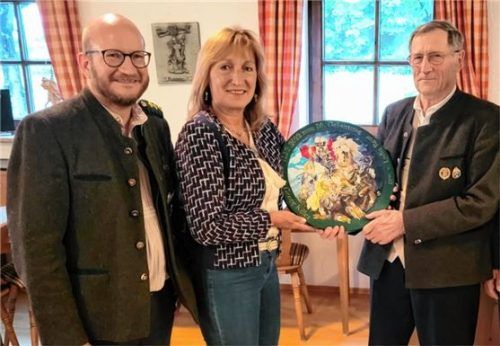 Die Geburtstagsscheibe mit (von links) Stefan Seiffert, Vorstand, Lydia Rose, die Gewinnerin der Scheibe, und Georg Killer, Stifter der Geburtstagsscheibe. Fotos re