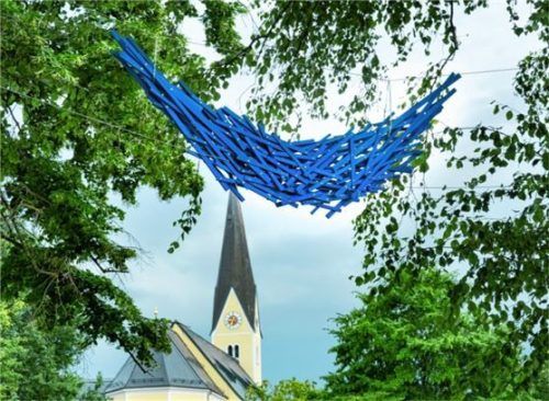 Die Installationen im Kurpark von Dorothea Tielemann zeigen: Wir sitzen alle in einem Boot.Foto berger