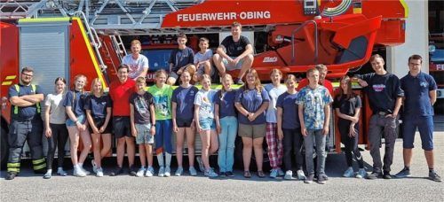 Die Jungfeuerwehrler von Obing und Pittenhart mit ihren Jugendwarten Johannes Thurner (zweite Reihe links) und Michael Künzner (Fünfter von links).Foto künzner-Hingerl