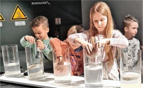 Die Kinder haben Spaß beim Experimentieren. Foto vkr