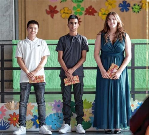 Die Klassenbesten 2022/2023: (von links) Milad Khanjari, Veysel Korkmaz und Marina Kolic.
