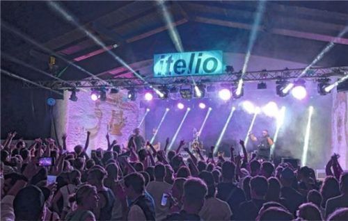 Die Menge feiert am Kurpark Open Air 2022.