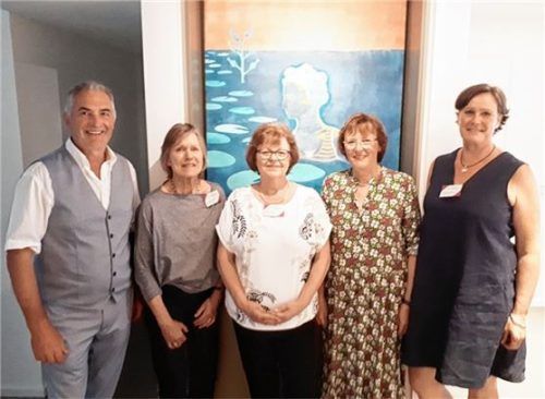 Über die nun größeren Räumlichkeiten freuten sich (von links) Rosenheims stellvertretender Landrat Sepp Hofer, die Vorstandsmitglieder des Frauen- und Mädchennotrufs, Christiane Bierner und Karin Gack, die Dritte Bürgermeisterin Gabriele Leicht sowie Christiane Cremer, ebenfalls im Vorstand. Foto Wildauer