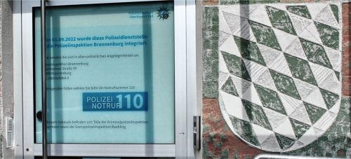 Die Polizei im Dorf gibt es nicht mehr. Seit knapp einem Jahr weist ein Schild in Kiefersfelden darauf hin, dass jetzt die Polizeiinspektion Brannenburg zuständig ist. Foto Roland Schmidt