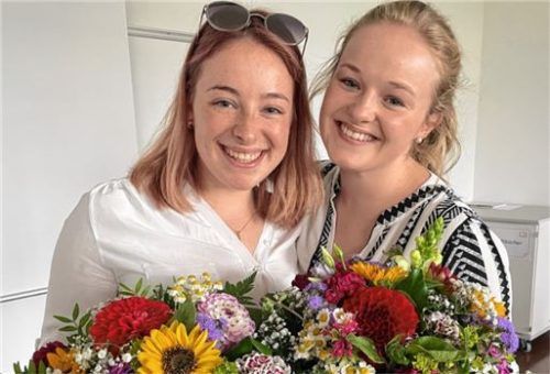 Die Preisträgerinnen im Landesentscheid:  Anna Sophia Weichinger (links) und Antonia Wörndl.Foto re