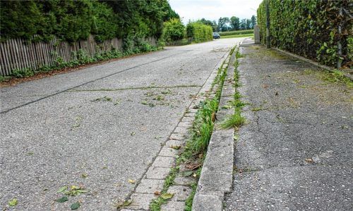 Die Rothenpointstraße in Mühlstätt bekommt einen Stauraumkanal, der auch der Entwässerung der privaten Grundstücke dient.Foto Heinz (Archiv 2021)