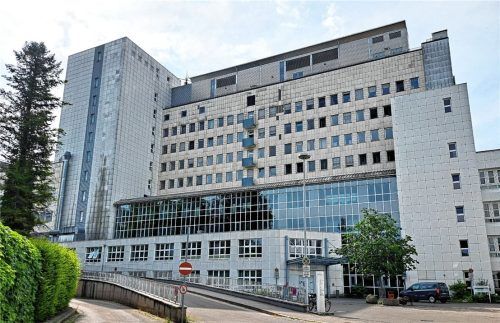 Die Rückseite des Klinikums in Rosenheim: An kaum einer Stelle ist der Sanierungsbedarf des Gebäudes augenfälliger als an dieser Seite. Foto Weiser