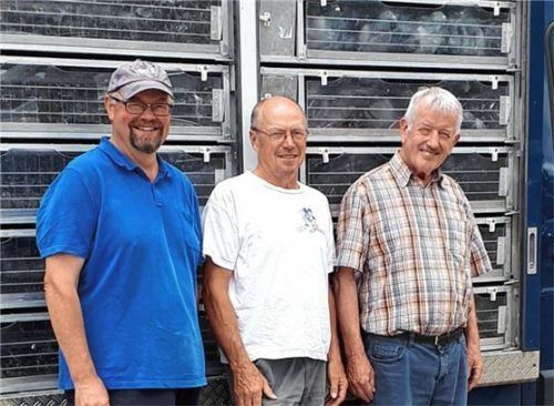 Die RV-Vorsitzenden Jakob Gerg (rechts) und Emmeran Weigl (links) begaben sich mit dem Kabinenfahrer (Mitte) auf die Fahrt nach Obercolpach.Foto Stache