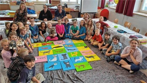 Die Schüler der Grundschule Kolbermoor mit ihren bunten Zeichnungen. Foto re