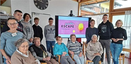 Die Schüler der Wirtschaftsgruppe von der Brannenburger Maria-Caspar-Filser-Mittelschule wollen mit ihrem Escape Room der Demenzgruppe des Mehrgenerationenhauses Flintsbach helfen. Foto Re