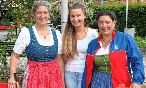 Die Sennerinnen Ingrid Scheck (links) und Martina Bauer (rechts) wurden von Corinna Sperger von der Tourist-Info Aschau zum Gespräch beim Zamhocka-Bankerl am Bahnhof begrüßt.Foto Rehberg