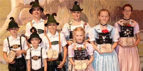 Die Sieger des traditionellen Preisplattelns der Kinder und Jugendlichen bis 16 Jahre zwischen den Vereinen von Amerang, Bernau, Hittenkirchen, Hohenaschau, Niederaschau und Sachrang.Foto Rehberg