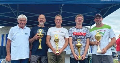 Die Siegerehrung des Mangfalltal Slalom: Vorstand Emil Mathe, Christian Auer, Andreas Schlemer, Michael Schumacher und der Gesamtsieger Michael Giebel (v.li.).Foto re