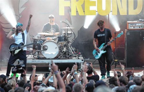 Die Sportfreunde Stiller eröffnen am 14. Juli das Sommerfestival in Rosenheim: (von links) Sänger und Gitarrist Peter Brugger, Schlagzeuger Florian Weber und Bassist Rüdiger Linhof. Foto picture alliance/dpa/Danny Gohlke