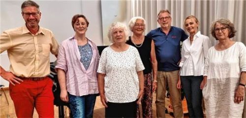 Die Verantwortlichen nach der Wahl: (von links) Künstlerischer Leiter Andreas Penninger, Zweite Vorsitzende für den Chor Kerstin Illanes Cèspedes, Schatzmeisterin Ursula Wisuschil, Vorsitzende Lonika Herzog, Schriftführer Rolf Kehr, Zweite Orchestervorsitzende Martina Bindl und Koordinatorin Christine Hugues.Foto re