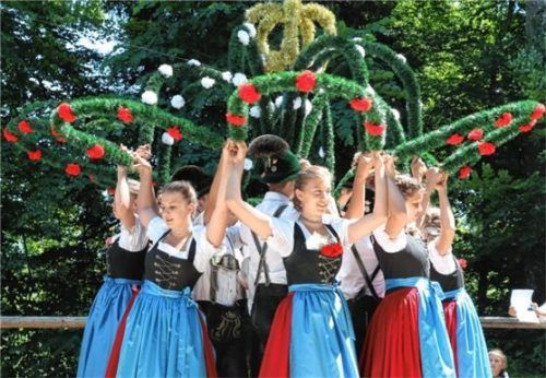 Die Wildenwarter Kinder und Jugendlichen zeigten in den Pausen zwischen den Wettbewerben der verschiedenen Klassen ihre Trachtentänze.Foto  rehberg
