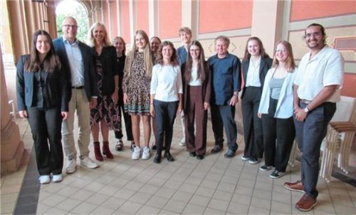Die YPAC-Delegationen aus Rosenheim und Sonthofen besuchten auch Landtagsmitglied Alexander Hold (Zweiter von links).Foto re