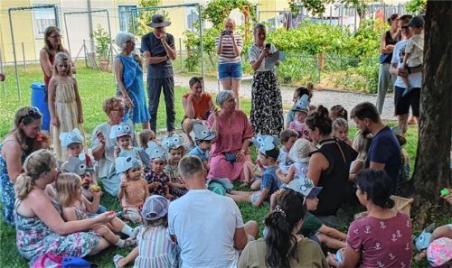 Die „Zwergerl“ versammeln sich beim Sommerfest im Garten. Foto re