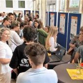 In einfacher Sprache erklären Studierende Whatsapp