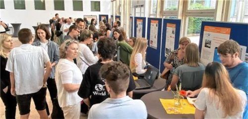 Die zwölf Studierendenteams stellten bei einer Transfermesse am Campus Rosenheim ihre Projekte vor.Foto  Maier