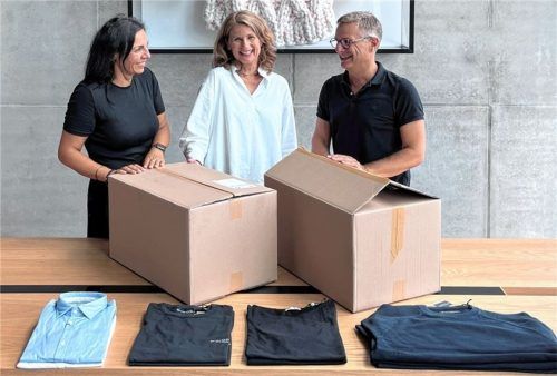 Dilek Mermer-Kollmuß (von links) und Claudia Georgii, beide von Pro Arbeit Rosenheim, mit Albert Fetsch von Marc O’Polo bei der Übergabe der Kleidung.Foto re