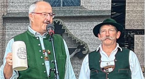 Drei Schläge reichen Bürgermeister Peter Kloo und schon „is o‘zapft“. Gemeinsam mit Sebastian Voit, Vorsitzender des Bürgerfestvereins, eröffnet er das Bürgerfest.