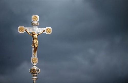 Dunkle Wolken über der Kirche – im Jahr 2022 traten mehr als 500000 Gläubige allein aus der katholischen Kirche aus, nach gut 360000 Mitgliedern im Jahr zuvor. Foto dpa