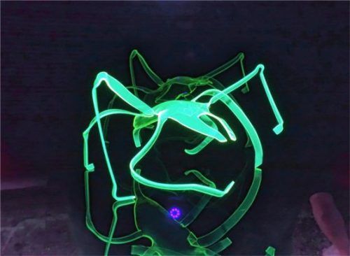 Durch sechs Bullaugen in den Seiten des „Raumschiffs“ lassen sich kleine Skulpturen mit überraschenden Strukturen und Themen entdecken. Fotos Friedrich