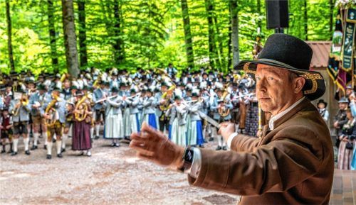 Ein Botschafter Bayerns: Benedikt Paul dirigiert beim Bezirksmusikfest.Foto Nitzsche