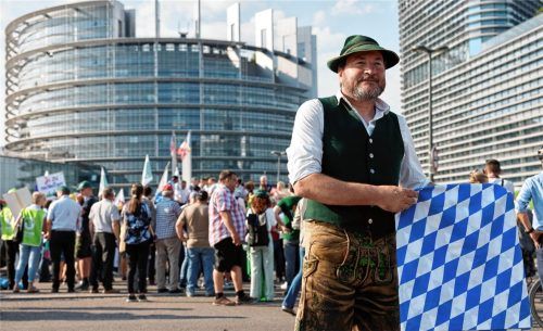 Ein deutscher Landwirt demonstriert mit bayerischer Fahne vor dem Europäischen Parlament in Straßburg. Dort wurde das „Gesetz zur Wiederherstellung der Natur“ mit knapper Mehrheit beschlossen – gegen die Stimmen von CDU, CSU, AfD, FDP und Freien Wählern aus Deutschland. Foto dpa