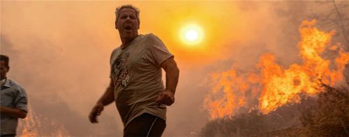 Ein Einheimischer flieht vor dem Waldbrand auf der griechischen Insel Rhodos. Sein Dorf Gennadi musste aufgegeben werden. Foto dpa