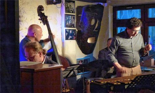 Ein fabelhafter Auftritt im Jahr 2014: Tizian Jost am Vibrafon stellt mit „JPEK“ die CD „Long Goodbye“ im Le Pirate vor.Foto friedrich