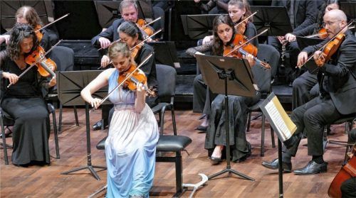 Ein gebrochenes Bein hinderte Veronika Eberle nicht am temperamentvollen Geigenspiel.Foto janka
