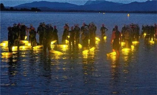 Ein Lichtermeer auf dem Wasser: Die Schwimmer warten auf den Start des Vollmondschwimmens.Foto now