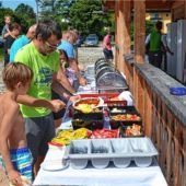 Ausgelassene Sommerparty im Beach-Club