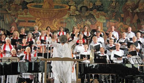 Ein wahrhaft stimmgewaltiges Vokal-Ensemble unter dem Dirigat von Chorchefin Angelica Heder-Loosli.Foto gartner