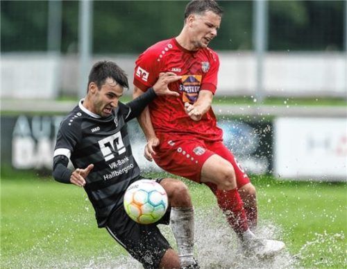 Eine feuchte Angelegenheit: Traunsteins Torschütze zum 2:2, Maximilian Hosp, gegen Fabian Diranko (links). Foto Hans Weitz