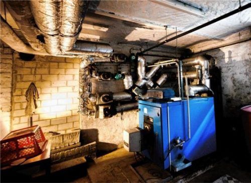Eine Ölheizung im Keller eines Altbaus. Foto dpa