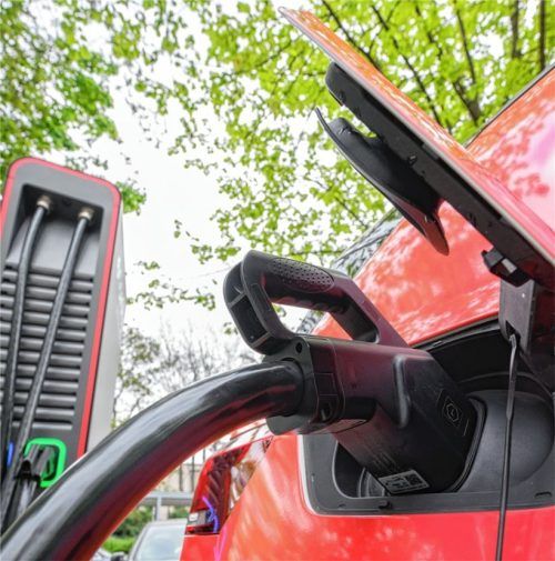 Elektroautos sollen künftig auch in Halfing an einer Schnellladesäule laden können. Foto dpa