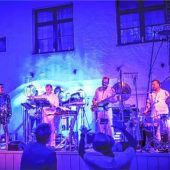 Satte elektronische Beats erfüllen den Schlossinnenhof