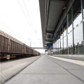 Seniorin bedankt sich bei ihrem Helfer